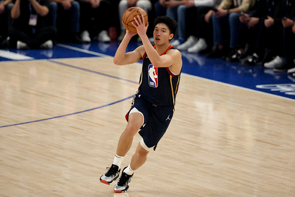NBA比赛现场球员突破上篮瞬间，用于OD体育篮球赛事资讯配图